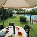 Near Vineyards Pool 펜션